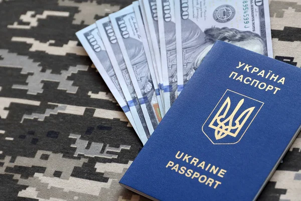 軍事ピクセルカモフラージュの質感のファブリック上のウクライナの外国パスポート グレー 茶色と緑のピクセル形状とウクライナのIdで迷彩パターンの布を閉じる — ストック写真