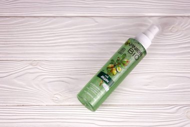 KHARKIV, UKRAINE - 16 Aralık 2021: Şirket logosuyla Garnier yapımı. Garnier Biyoloji Koleksiyonu bir organik sertifika organizasyonu olan EcoCert 'in altında.