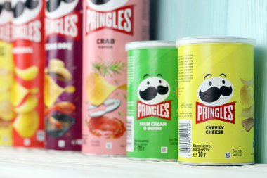 KHARKIV, UKRAINE - 16 Aralık 2021: yeni logolu Pringles üretimi. Pringles, Kellog Şirketi 'ne ait bir patates cipsi markası.