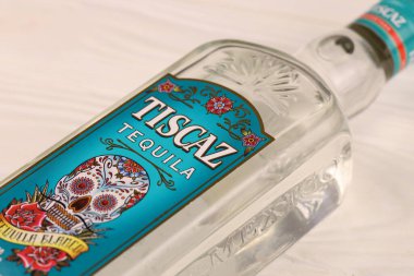 KHARKIV, UKRAINE - NOVEMBER 3, 2021: Geleneksel Meksika desenli ve şişe yüzeyinde sanat tasarımı olan Tiscaz tekila şişesi.