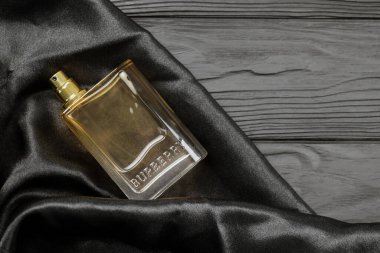 KHARKIV, UKRAINE - 3 Kasım 2021: Burberry Her - London Dream 50ml parfüm şişesi resmi. Burberry İngiltere 'nin başkenti Londra' da bulunan lüks bir İngiliz moda evi.