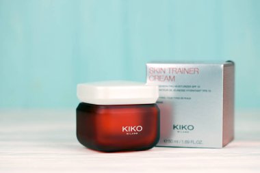 KHARKIV, UKRAINE - 16 Aralık 2021 Kiko Milano krema kavanozları ve şirket logosu. Kiko Milano ünlü bir İtalyan kozmetik markasıdır.