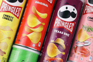 KHARKIV, UKRAINE - 16 Aralık 2021: yeni logolu Pringles üretimi. Pringles, Kellog Şirketi 'ne ait bir patates cipsi markası.