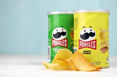 KHARKIV, UKRAINE - 16 Aralık 2021: yeni logolu Pringles üretimi. Pringles, Kellog Şirketi 'ne ait bir patates cipsi markası.