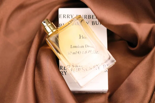 Kharkiv Ucrania Noviembre 2021 Burberry Her Paquete Frasco Perfume Fragancia — Foto de Stock