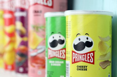 KHARKIV, UKRAINE - 16 Aralık 2021: yeni logolu Pringles üretimi. Pringles, Kellog Şirketi 'ne ait bir patates cipsi markası.