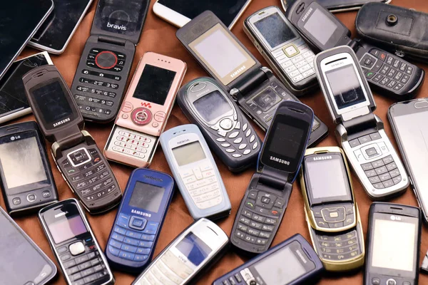Kharkiv Ukraine December 2021 いくつかの古い中古携帯電話から90 2000時代 市場でのリサイクル電子機器格安 — ストック写真
