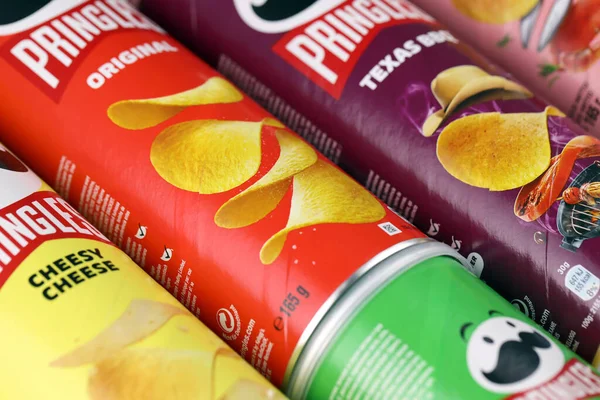 KHARKIV, UKRAINE - 16 Aralık 2021: yeni logolu Pringles üretimi. Pringles, Kellog Şirketi 'ne ait bir patates cipsi markası.