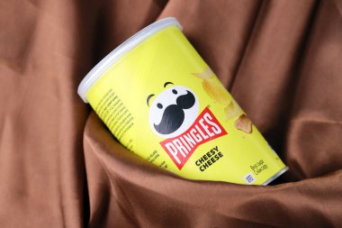 KHARKIV, UKRAINE - 16 Aralık 2021: yeni logolu Pringles üretimi. Pringles, Kellog Şirketi 'ne ait bir patates cipsi markası.