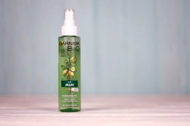KHARKIV, UKRAINE - 16 Aralık 2021: Şirket logosuyla Garnier yapımı. Garnier Biyoloji Koleksiyonu bir organik sertifika organizasyonu olan EcoCert 'in altında.