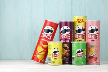 KHARKIV, UKRAINE - 16 Aralık 2021: yeni logolu Pringles üretimi. Pringles, Kellog Şirketi 'ne ait bir patates cipsi markası.