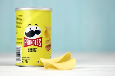 KHARKIV, UKRAINE - 16 Aralık 2021: yeni logolu Pringles üretimi. Pringles, Kellog Şirketi 'ne ait bir patates cipsi markası.