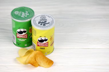 KHARKIV, UKRAINE - 16 Aralık 2021: yeni logolu Pringles üretimi. Pringles, Kellog Şirketi 'ne ait bir patates cipsi markası.
