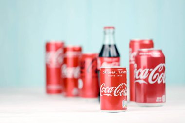 KHARKIV, UKRAINE - 16 Aralık 2021: Coca Cola yapımı klasik şirket logosu. Coca-Cola, dünyanın dört bir yanındaki dükkanlarda satılan ünlü bir alkolsüz içecek..