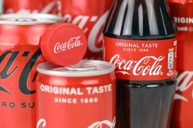 KHARKIV, UKRAINE - 16 Aralık 2021: Coca Cola yapımı klasik şirket logosu. Coca-Cola, dünyanın dört bir yanındaki dükkanlarda satılan ünlü bir alkolsüz içecek..