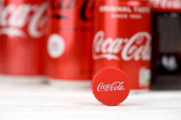 Kharkiv Ukraine December 2021 Produksi Coca Cola Dengan Logo Perusahaan — Stok Foto