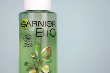 KHARKIV, UKRAINE - 16 Aralık 2021: Şirket logosuyla Garnier yapımı. Garnier Biyoloji Koleksiyonu bir organik sertifika organizasyonu olan EcoCert 'in altında.