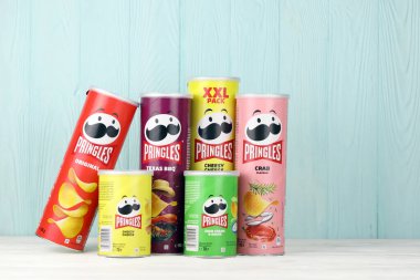 KHARKIV, UKRAINE - 16 Aralık 2021: yeni logolu Pringles üretimi. Pringles, Kellog Şirketi 'ne ait bir patates cipsi markası.