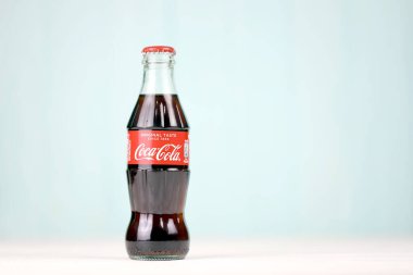 KHARKIV, UKRAINE - 16 Aralık 2021: Coca Cola yapımı klasik şirket logosu. Coca-Cola, dünyanın dört bir yanındaki dükkanlarda satılan ünlü bir alkolsüz içecek..