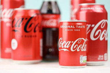 KHARKIV, UKRAINE - 16 Aralık 2021: Coca Cola yapımı klasik şirket logosu. Coca-Cola, dünyanın dört bir yanındaki dükkanlarda satılan ünlü bir alkolsüz içecek..