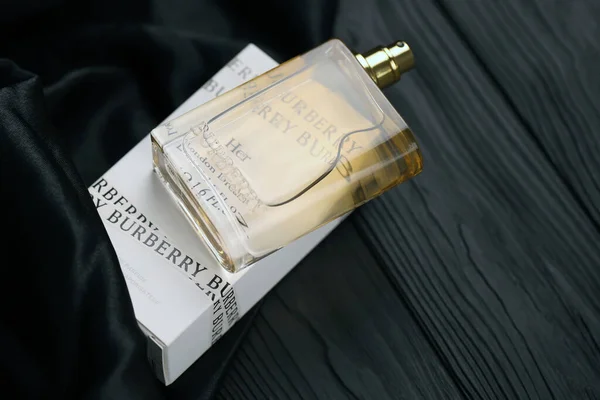 Kharkiv Ukraine November 2021 Burberry Her London Dream 50Ml Parfumflesje — Stockfoto