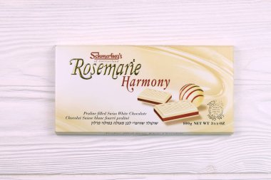 KHARKIV, UKRAINE - NOVEMBER 3, 2021: Schmerling 'in Rosemarie Harmony White Chocolate - Premium İsviçre Beyaz Çikolatalı Praline Doldurulmuş ve Doğal Glüten ve GDO' suz, Hamursuz Bayramı için Koşer