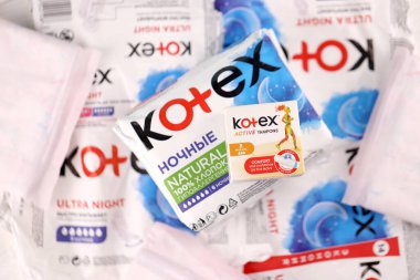 KHARKIV, UKRAINE - 16 Aralık 2021: logolu Kotex üretimi. Kotex, maksi, ince ve ultra ince pedleri içeren bir kadın hijyen ürünüdür..
