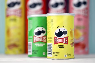 KHARKIV, UKRAINE - 16 Aralık 2021: yeni logolu Pringles üretimi. Pringles, Kellog Şirketi 'ne ait bir patates cipsi markası.