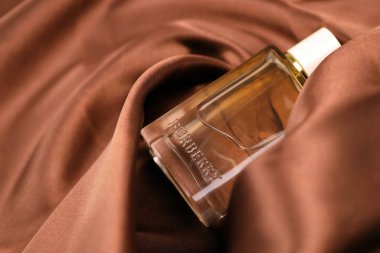 KHARKIV, UKRAINE - 3 Kasım 2021: Burberry Her - London Dream 50ml parfüm şişesi resmi. Burberry İngiltere 'nin başkenti Londra' da bulunan lüks bir İngiliz moda evi.