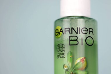KHARKIV, UKRAINE - 16 Aralık 2021: Şirket logosuyla Garnier yapımı. Garnier Biyoloji Koleksiyonu bir organik sertifika organizasyonu olan EcoCert 'in altında.