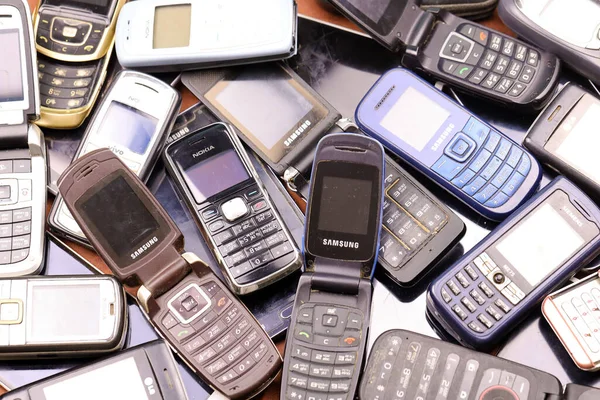 Харкив Украина Декабря 2021 Некоторые Старые Использованные Устаревшие Мобильные Телефоны — стоковое фото