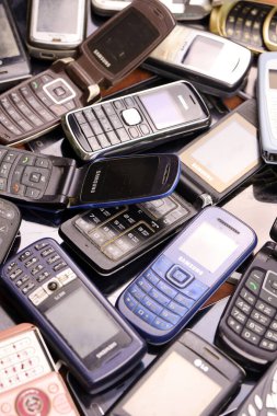 KHARKIV, UKRAINE - 16 Aralık 2021: 90 'lardan 2000' lere kadar kullanılmış eski cep telefonları. Elektronik ürünleri piyasada ucuza geri dönüştürme