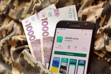 TERNOPIL, UKRAINE - 24 Nisan 2022: Akıllı telefon ekranında UkrSib bankacılık uygulaması. UkrSib Ukrayna 'da önemli bir ticari bankadır.
