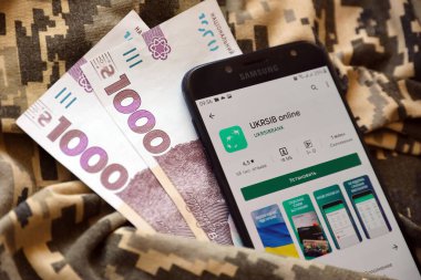 TERNOPIL, UKRAINE - 24 Nisan 2022: Akıllı telefon ekranında UkrSib bankacılık uygulaması. UkrSib Ukrayna 'da önemli bir ticari bankadır.