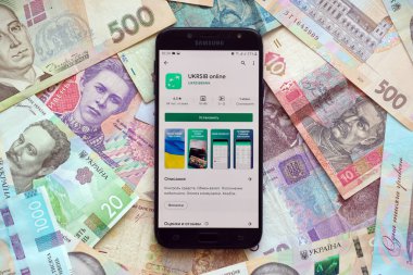 TERNOPIL, UKRAINE - 24 Nisan 2022: Akıllı telefon ekranında UkrSib bankacılık uygulaması. UkrSib Ukrayna 'da önemli bir ticari bankadır.