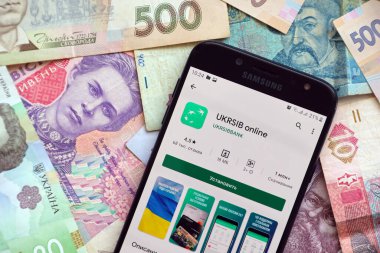 TERNOPIL, UKRAINE - 24 Nisan 2022: Akıllı telefon ekranında UkrSib bankacılık uygulaması. UkrSib Ukrayna 'da önemli bir ticari bankadır.