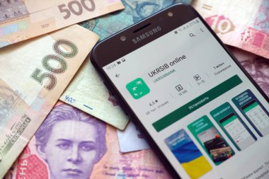 TERNOPIL, UKRAINE - 24 Nisan 2022: Akıllı telefon ekranında UkrSib bankacılık uygulaması. UkrSib Ukrayna 'da önemli bir ticari bankadır.
