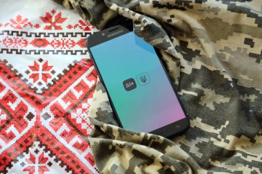 TERNOPİL, UKRAINE - 24 Nisan 2022: Akıllı telefon ekranında Diia uygulaması. Diya, Ukrayna 'da vatandaşlar için internet portalı ve e-yönetim markası bulunan mobil bir uygulama.