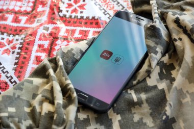 TERNOPİL, UKRAINE - 24 Nisan 2022: Akıllı telefon ekranında Diia uygulaması. Diya, Ukrayna 'da vatandaşlar için internet portalı ve e-yönetim markası bulunan mobil bir uygulama.