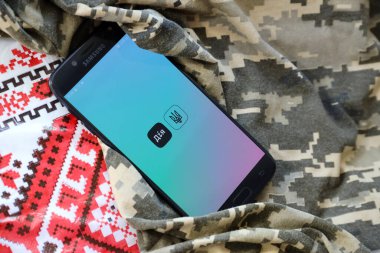TERNOPİL, UKRAINE - 24 Nisan 2022: Akıllı telefon ekranında Diia uygulaması. Diya, Ukrayna 'da vatandaşlar için internet portalı ve e-yönetim markası bulunan mobil bir uygulama.