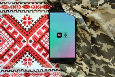 TERNOPİL, UKRAINE - 24 Nisan 2022: Akıllı telefon ekranında Diia uygulaması. Diya, Ukrayna 'da vatandaşlar için internet portalı ve e-yönetim markası bulunan mobil bir uygulama.