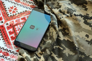 TERNOPİL, UKRAINE - 24 Nisan 2022: Akıllı telefon ekranında Diia uygulaması. Diya, Ukrayna 'da vatandaşlar için internet portalı ve e-yönetim markası bulunan mobil bir uygulama.