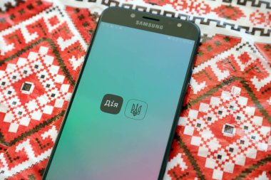 TERNOPİL, UKRAINE - 24 Nisan 2022: Akıllı telefon ekranında Diia uygulaması. Diya, Ukrayna 'da vatandaşlar için internet portalı ve e-yönetim markası bulunan mobil bir uygulama.