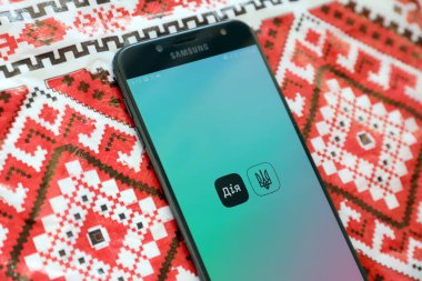 TERNOPİL, UKRAINE - 24 Nisan 2022: Akıllı telefon ekranında Diia uygulaması. Diya, Ukrayna 'da vatandaşlar için internet portalı ve e-yönetim markası bulunan mobil bir uygulama.