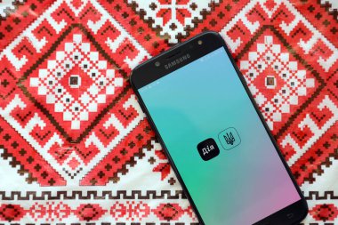 TERNOPİL, UKRAINE - 24 Nisan 2022: Akıllı telefon ekranında Diia uygulaması. Diya, Ukrayna 'da vatandaşlar için internet portalı ve e-yönetim markası bulunan mobil bir uygulama.