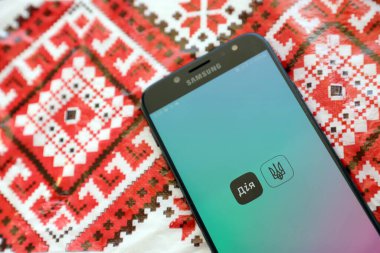TERNOPİL, UKRAINE - 24 Nisan 2022: Akıllı telefon ekranında Diia uygulaması. Diya, Ukrayna 'da vatandaşlar için internet portalı ve e-yönetim markası bulunan mobil bir uygulama.