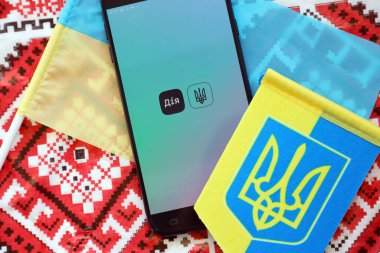 TERNOPİL, UKRAINE - 24 Nisan 2022: Akıllı telefon ekranında Diia uygulaması. Diya, Ukrayna 'da vatandaşlar için internet portalı ve e-yönetim markası bulunan mobil bir uygulama.