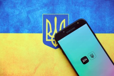 TERNOPİL, UKRAINE - 24 Nisan 2022: Akıllı telefon ekranında Diia uygulaması. Diya, Ukrayna 'da vatandaşlar için internet portalı ve e-yönetim markası bulunan mobil bir uygulama.