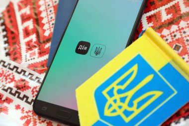 TERNOPİL, UKRAINE - 24 Nisan 2022: Akıllı telefon ekranında Diia uygulaması. Diya, Ukrayna 'da vatandaşlar için internet portalı ve e-yönetim markası bulunan mobil bir uygulama.