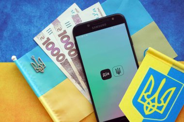 TERNOPİL, UKRAINE - 24 Nisan 2022: Akıllı telefon ekranında Diia uygulaması. Diya, Ukrayna 'da vatandaşlar için internet portalı ve e-yönetim markası bulunan mobil bir uygulama.